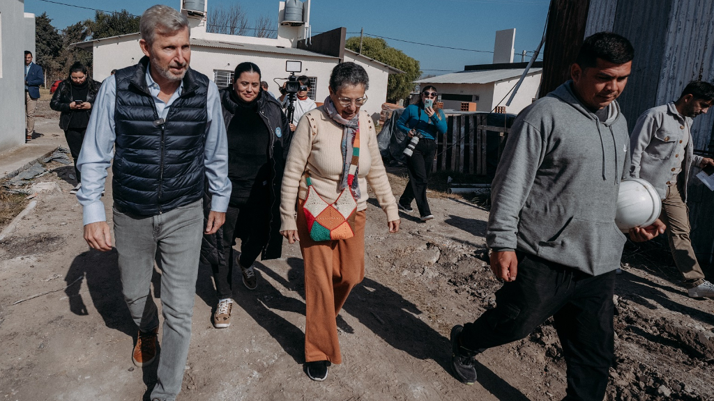 Frigerio recorrió obras de infraestructura vial y viviendas 
