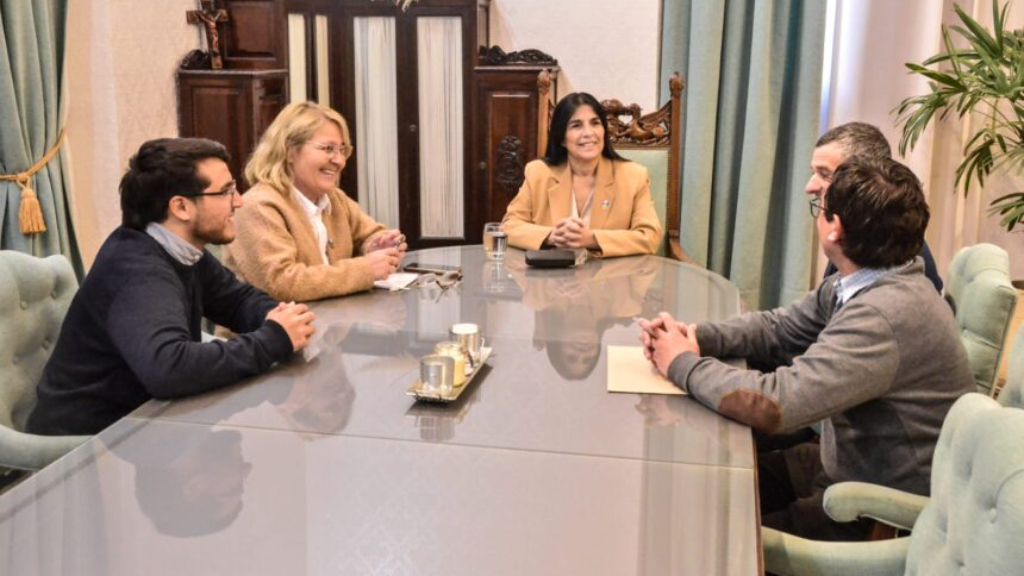 Autoridades comunales con Aluani