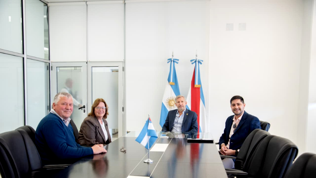 Frigerio en campaña prometió obras en Ruta 23
