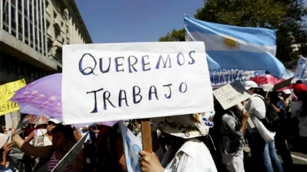 El Gobierno acumula desempleo en alza y profundiza la crisis laboral