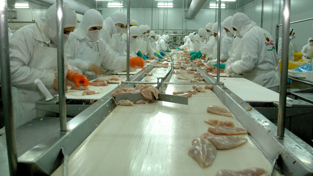 Granja Tres Arroyos propone reducir la semana laboral y pago reducido por jornadas no trabajadas