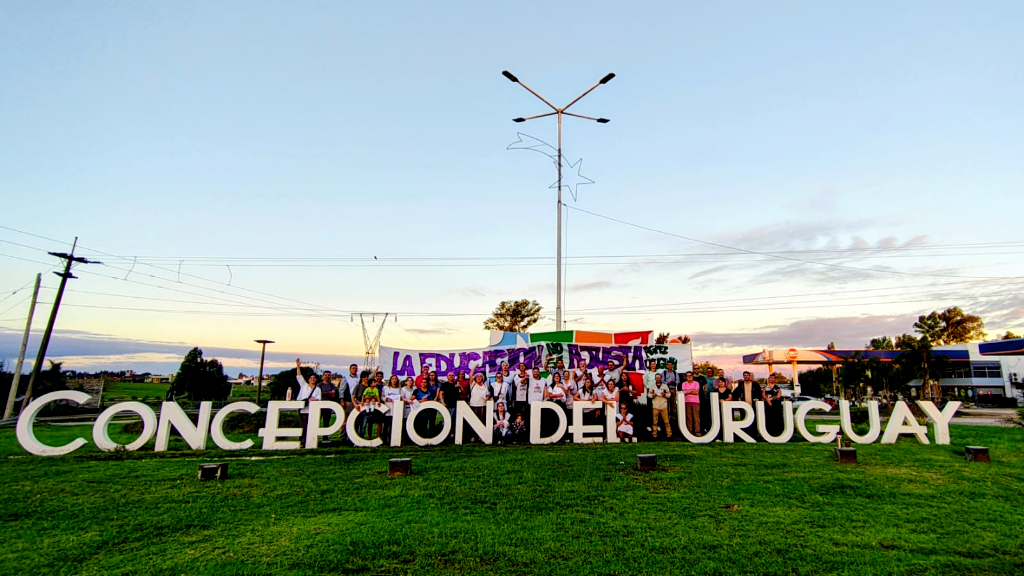 Docentes de AGMER realizaron una volanteada en La Histórica