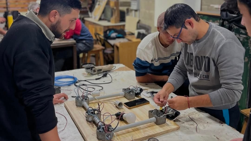 La EMAO inscribe para el curso de Auxiliar electricista domiciliario