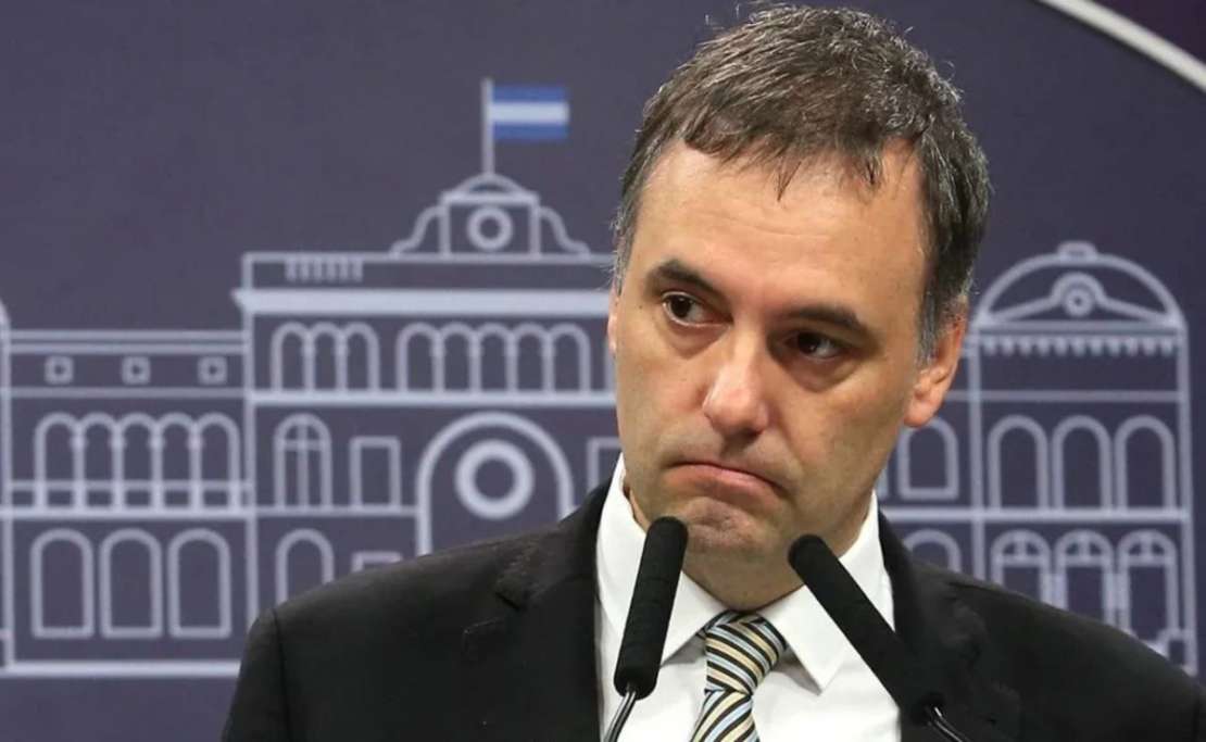 La justicia le prohibió a Adorni salir del país