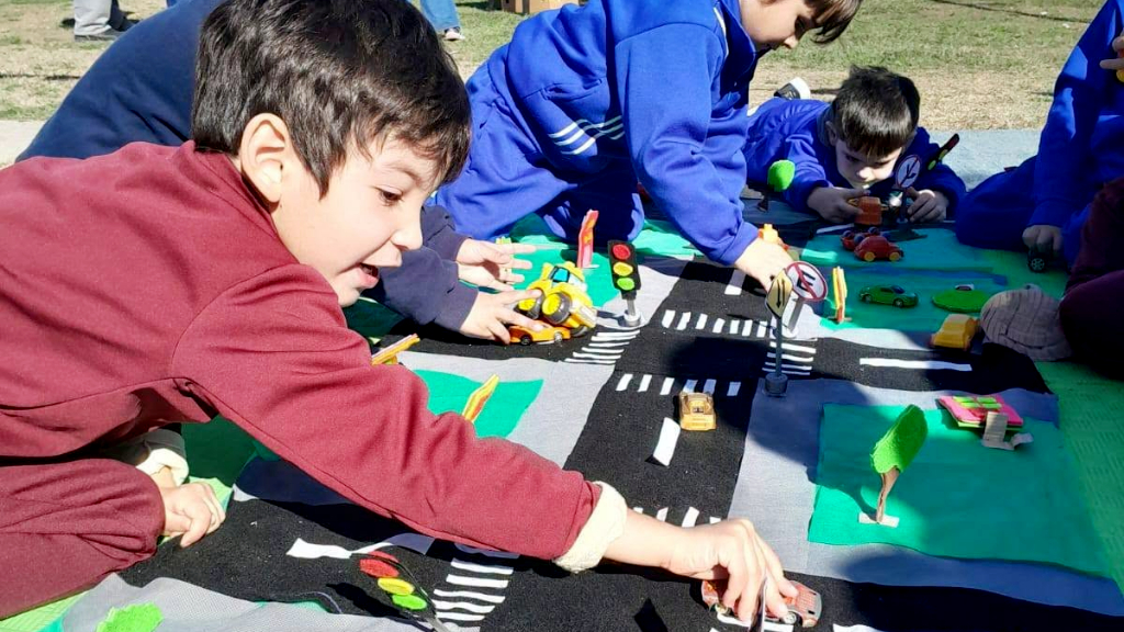Niños y niñas aprendieron seguridad vial con juegos