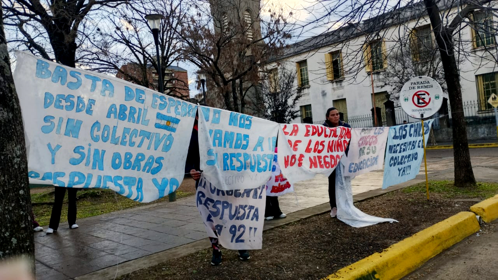Madres de la Escuela 92 ganaron el amparo: la justicia obliga a la provincia a brindar el Colectivo