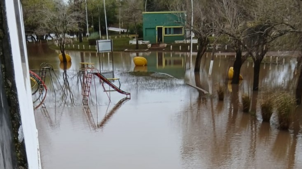 El agua bajó, pero el ingreso a balnearios sigue cerrado por precaución