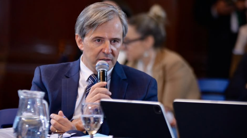 Bahl busca frenar la privatización de Aysa por la