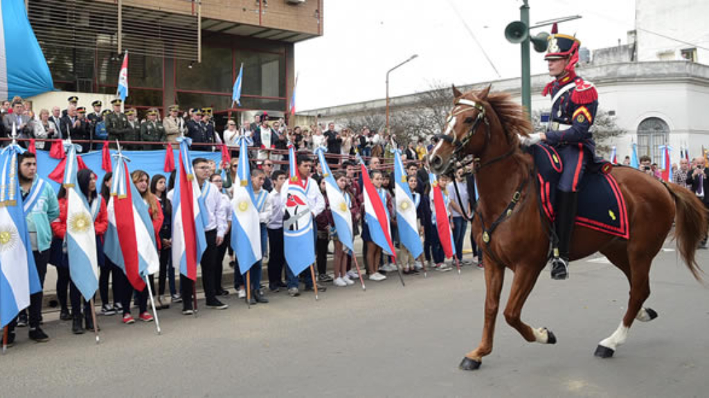 Gran desfile con Granaderos cuatro bandas y muchas sorpresas