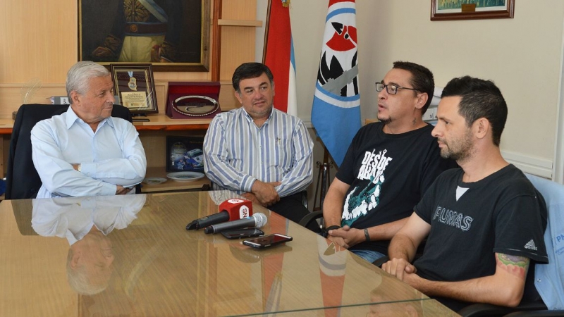La murga montevideana “Cayó la Cabra” se presenta el sábado