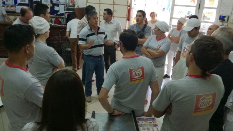 Asamblea de los trabajadores de supermercados DAR ante los despidos