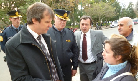 El Ministro Bahl con familiares de Jorge Ortíz - Imagen: Babel, Clara Chauvin