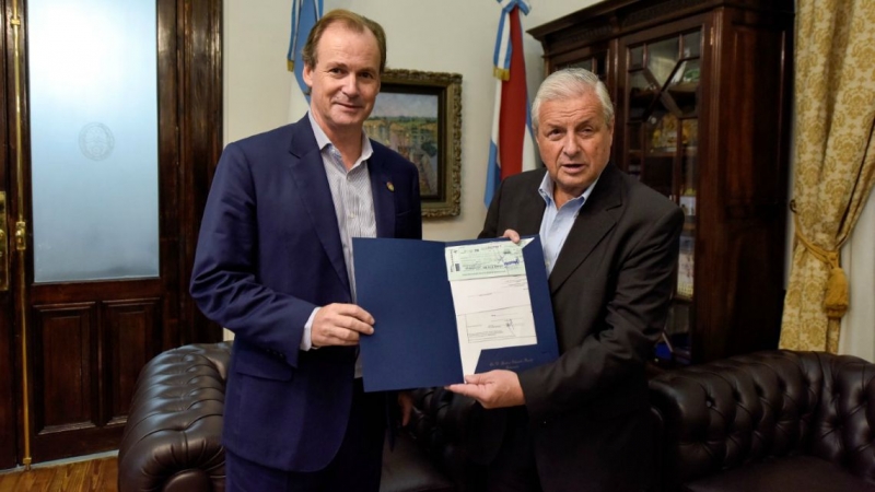Bordet entregó a Lauritto una cuota del aporte para la pavimentación