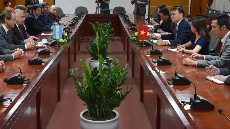 Lauritto junto a Bordet con el Primer Ministro de Vietnam