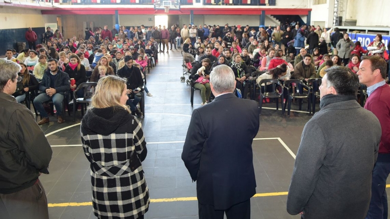 Stratta y Lauritto entregaron aportes y herramientas a 118 jóvenes