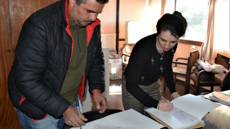 Firmaron el contrato para construir el playón deportivo en B° La Concepción