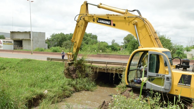 Se realiza la desobstrucción de  los grandes desagües pluviales