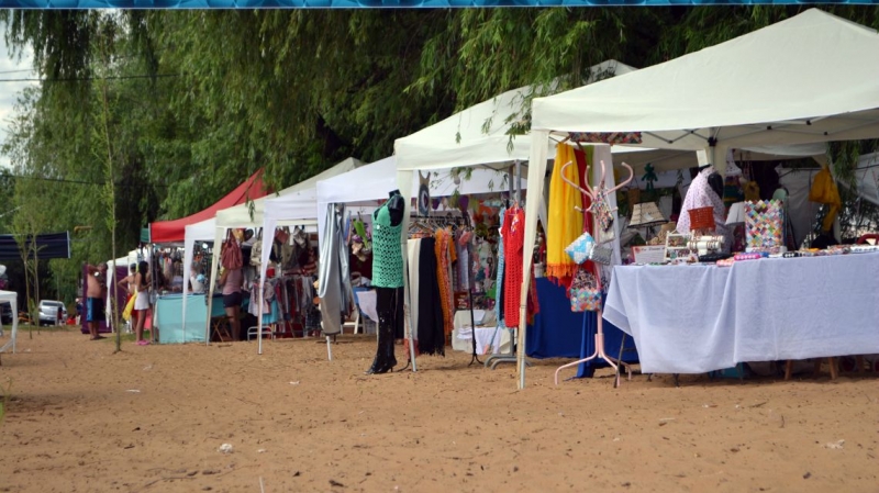 El Paseo de Artesanos vuelve a ser un atractivo más en la Fiesta de la Playa