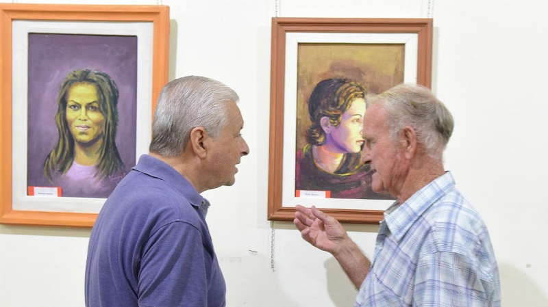 Lauritto recorrió la muestra de retratos de Víctor Neifert