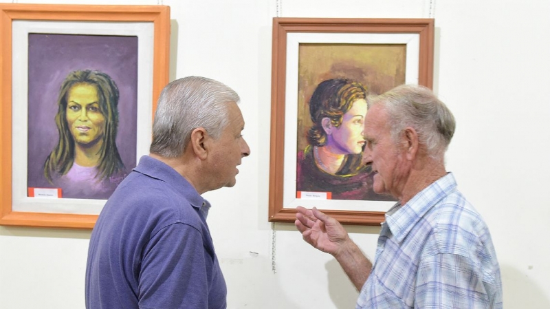 Lauritto recorrió la muestra  de retratos de Víctor Neifert