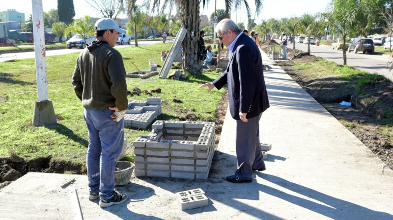 Recorrida por las obras en las plazoletas de bulevar Sansoni