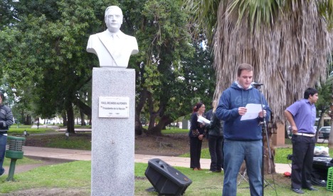 Inauguración del busto en homenaje al ex Presidente Raúl Alfonsín | Imagen: Babel, Valodia Nichajew
