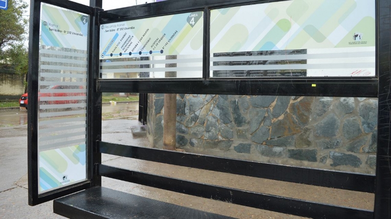 Avanza la instalación de refugios para usuarios del colectivo urbano