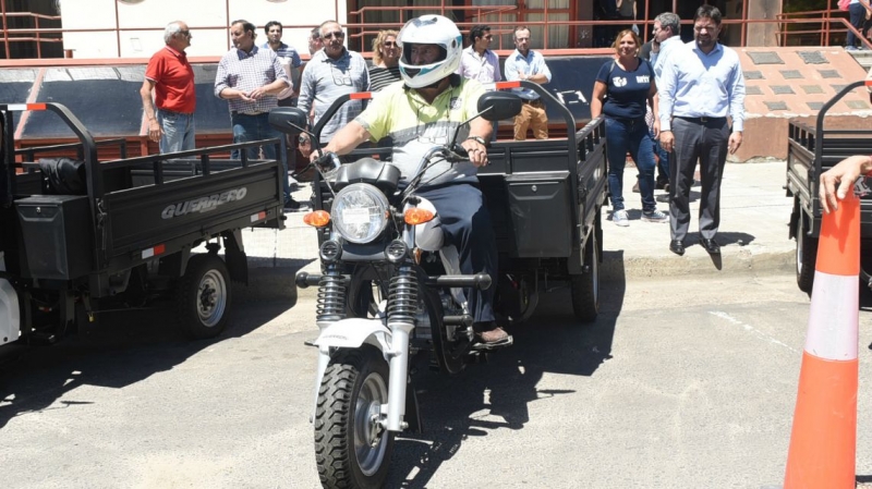 Entregaron tres nuevos motocarros para sacar caballos de la vía pública