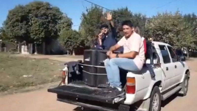 Montado en una camioneta, un cura violó la cuarentena y salió a bendecir