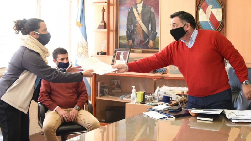 Oliva entregó los primeros créditos municipales a Tasa 0
