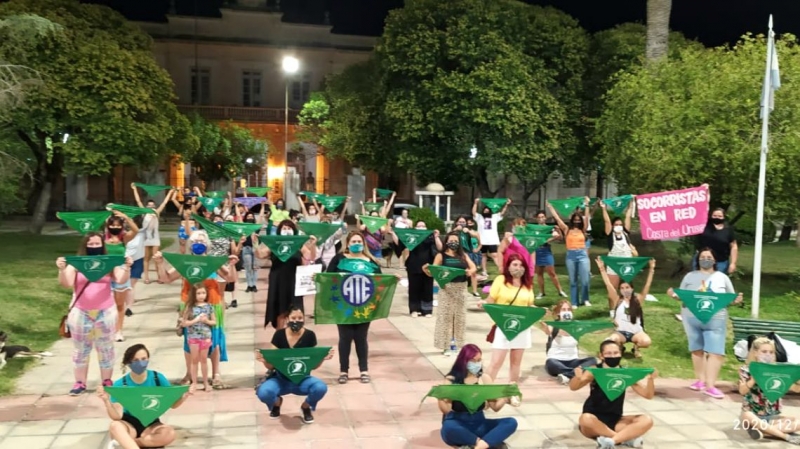 Pañuelazo verde en la víspera del tratamiento en Diputadxs