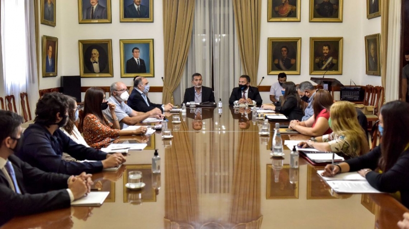Provincia ofreció aumentos entre el 30% y 33% para estatales y docentes
