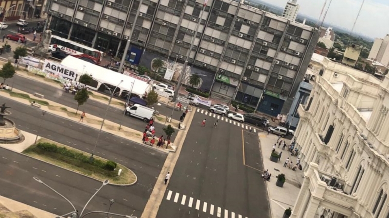 Carpa Blanca frente a Casa de Gobierno