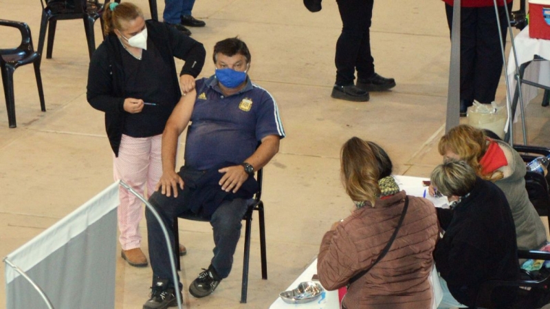 Este miércoles vacunaron contra el Covid a 500 personas