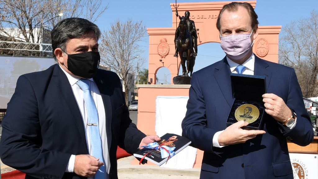 Inauguraron el Arco del Federalismo y el monumento a Ramírez