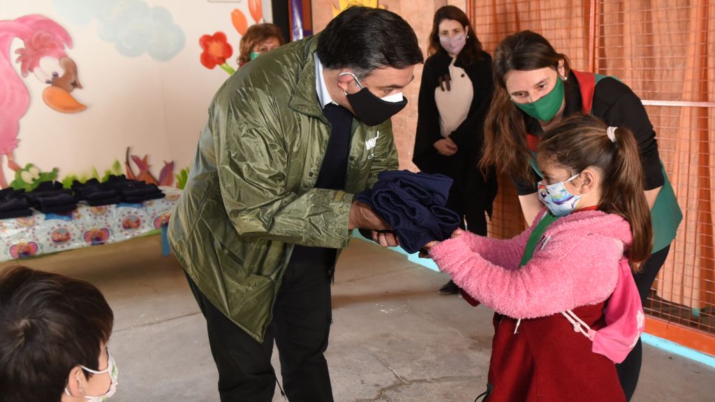 Entregaron conjuntos de abrigo a niñas y niños uruguayenses