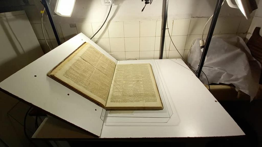 Trabajan para digitalizar archivos de la Hemeroteca municipal