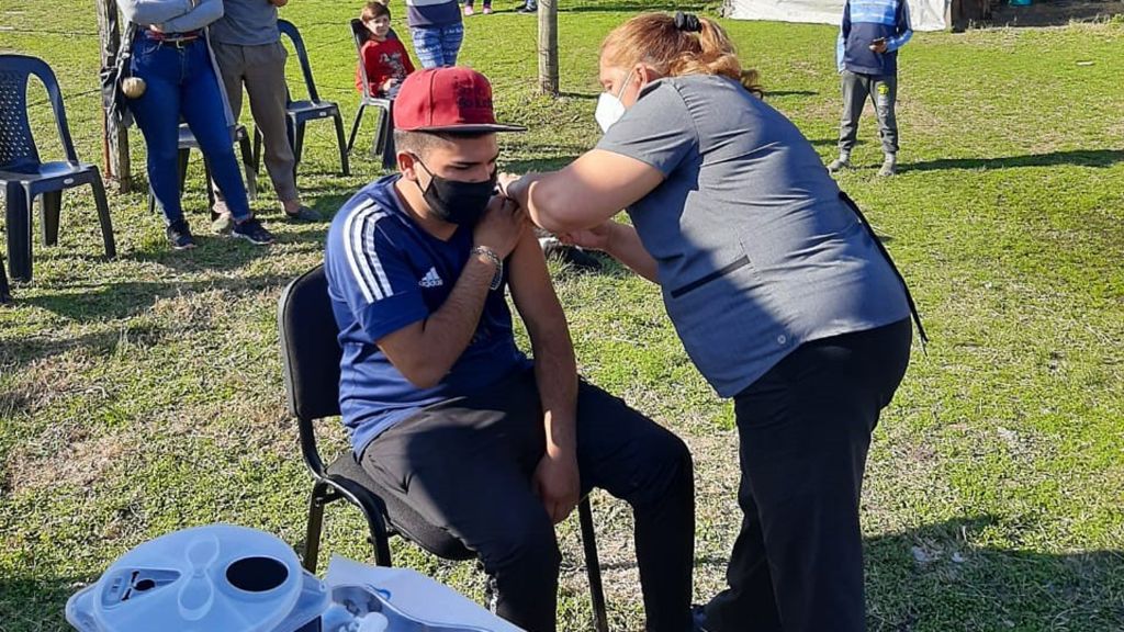 La Unidad Sanitaria Móvil municipal, aplicó 300 dosis de vacunas en los barrios