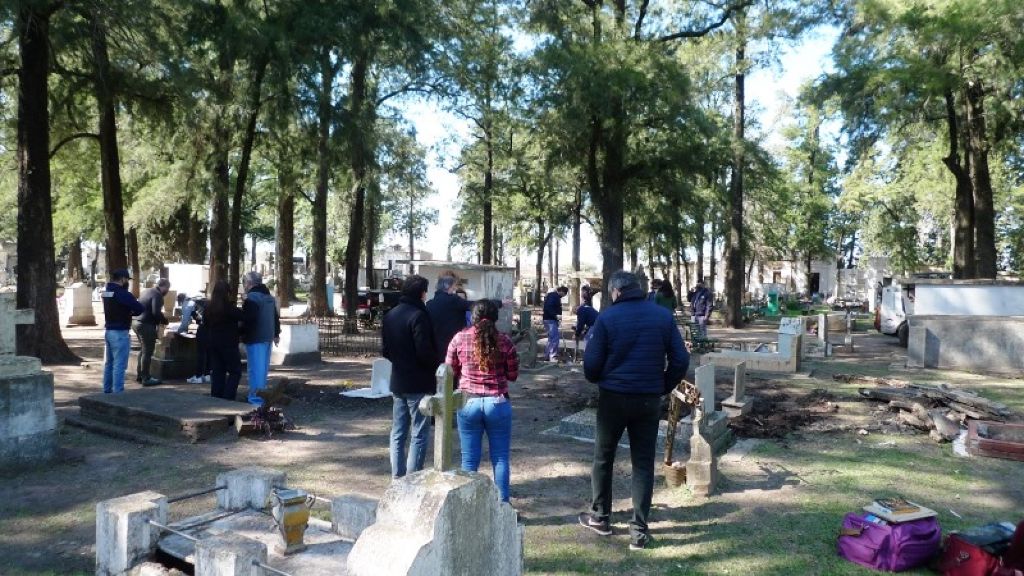 Exhuman restos en el cementerio municipal para cotejo de ADN