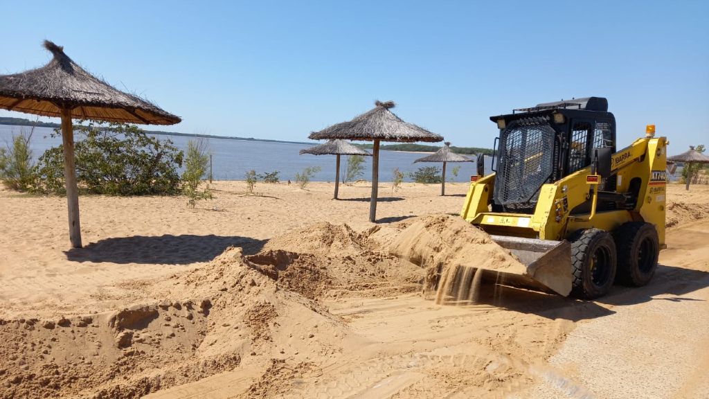 Trabajan en el mantenimiento de las playas de Isla del Puerto