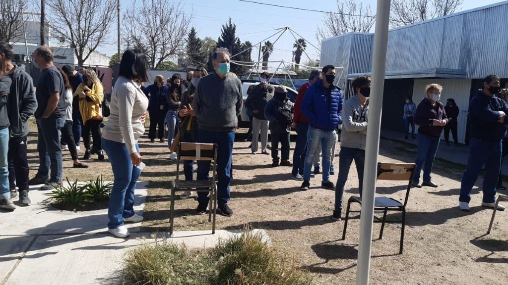 Elecciones: se volverá a una fila dentro de la escuela y seguirá el transporte gratuito