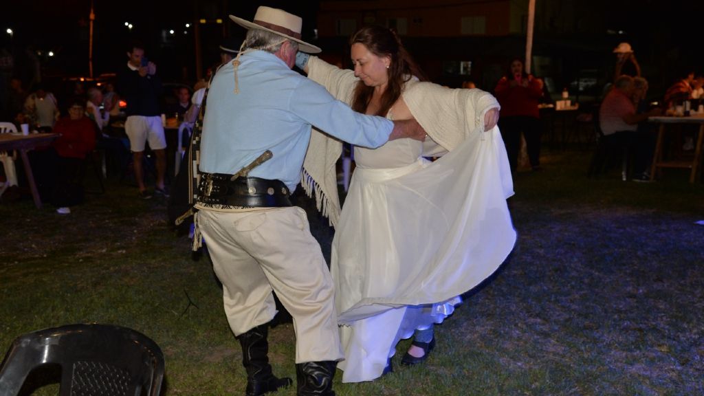 Muller cerró su campaña con una cabalgata y baile por la Tradición