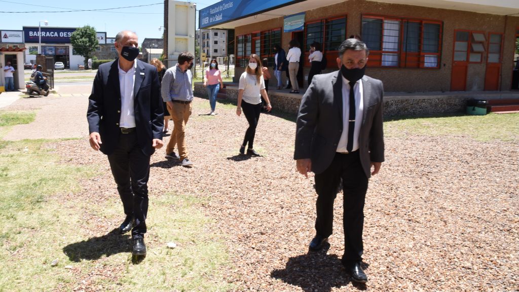 Oliva, en la inauguración del centro de Investigación en Salud y Ambiente de la UNER
