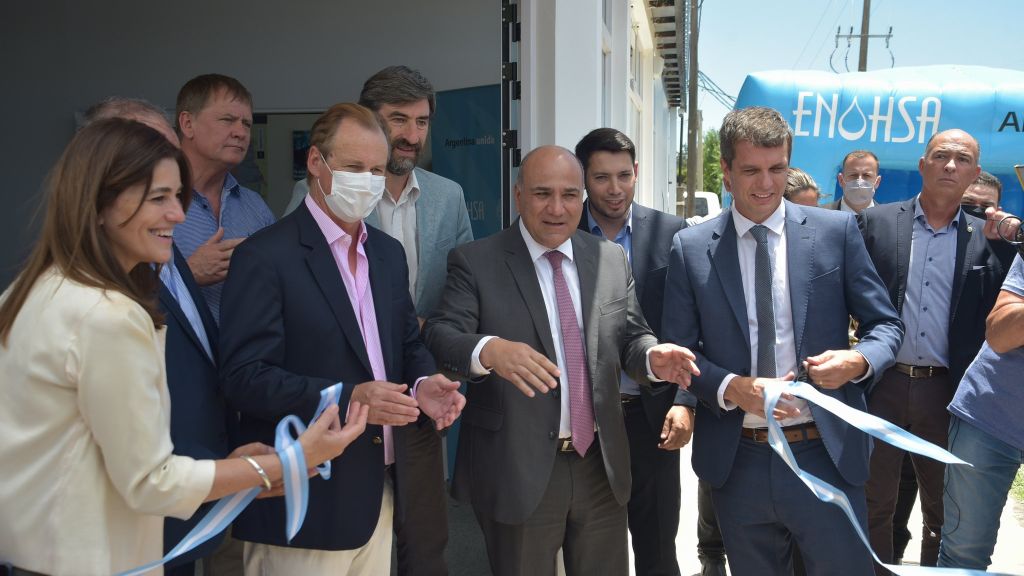 Cresto inauguró una delegación del Enohsa junto a Bordet y Manzur