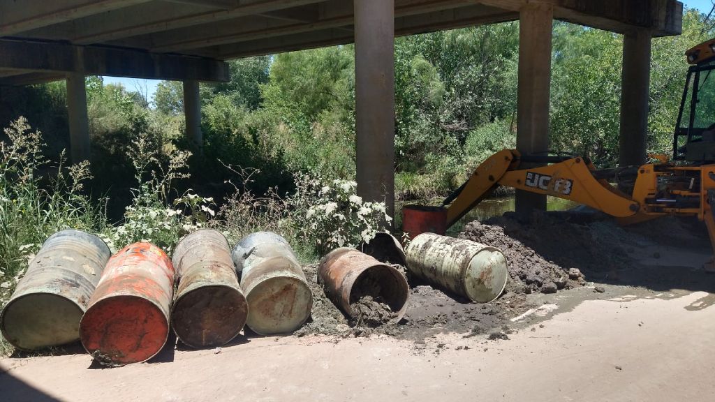 Arrojaron tambores con material tóxico sobre el arroyo