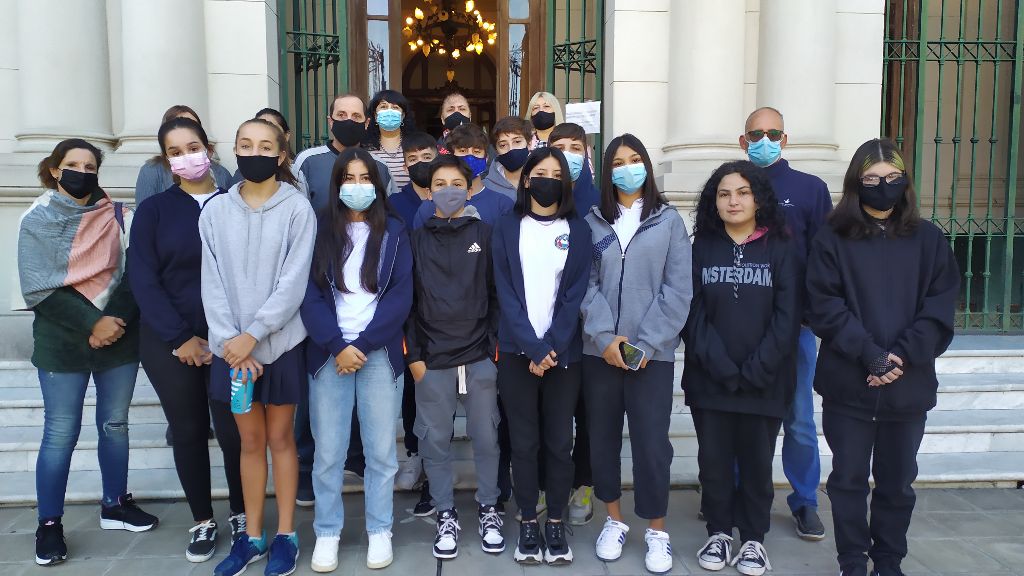 En la Escuela Normal, madres y padres no saben qué pasará con sus hijos el lunes