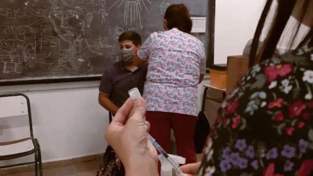 Continúa la vacunación descentralizada en distintas zonas de la ciudad