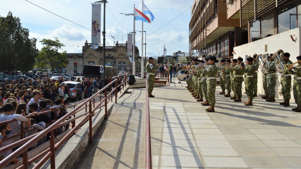 Recordaron el Día del Himno Nacional entonándolo en la explanada del Centro Cívico