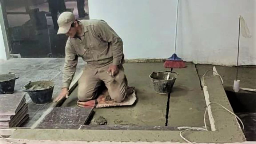 Refaccionan el hall de acceso al Auditorio municipal Arturo Illia