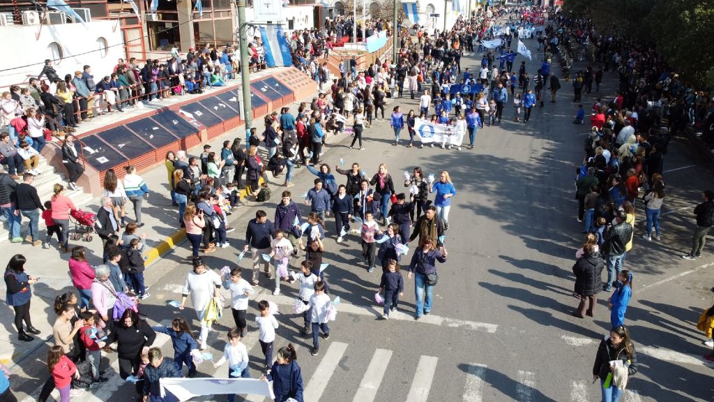Con más de 150 escuelas y 127 vehículos se celebró el Día de la Independencia 